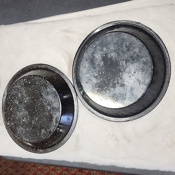 ENAMELWARE PIE PLATE PANS VINTAGE. SET OF 2. - Picture 4 of 6